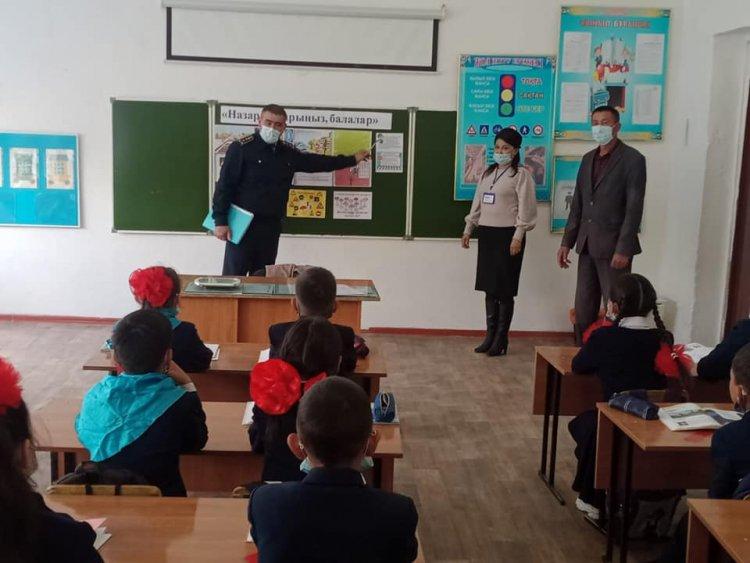 Сәуірдің 22 және 23 күндері  N 3 орта мектебінде "Жол ережесінің қауіпсіздігі" айлығының жоспарына сәйкес, 1-4 сынып оқушыларына  "Назар аударыңыз, балалар!"   атты жолда жүру ережесін түсіндіру жұмыстары  жүргізілді.